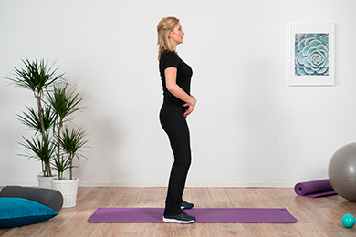 Donna in piedi, palestra casalinga