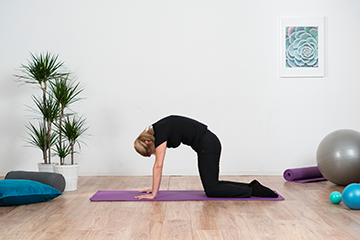 Donna pratica yoga in sala