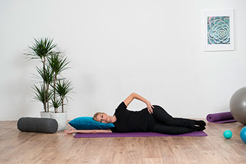 Donna si stira su tappetino