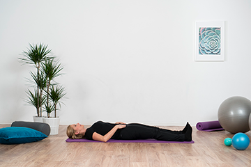 Donna sdraiata, tappetino, studio fitness