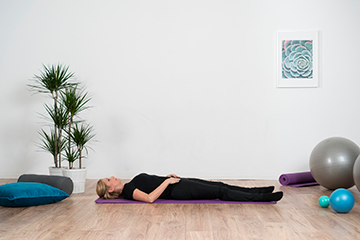 Donna sdraiata, yoga, studio luminoso