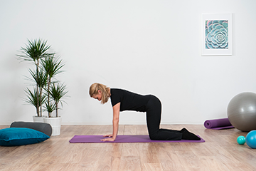 Donna pratica yoga in palestra