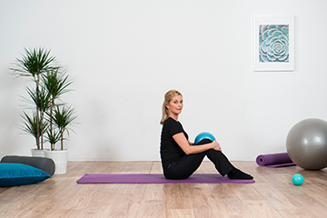 Donna esercita yoga in palestra