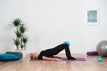 Donna esercita Pilates in sala