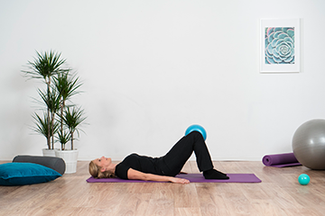 Donna esercita pilates in sala