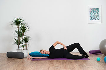 Donna esercita yoga stanza