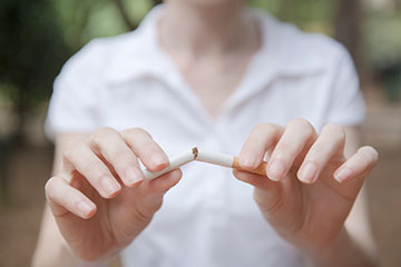 Persona spezza sigaretta all'aperto