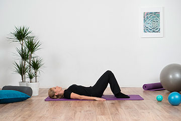 Donna esercita yoga stanza